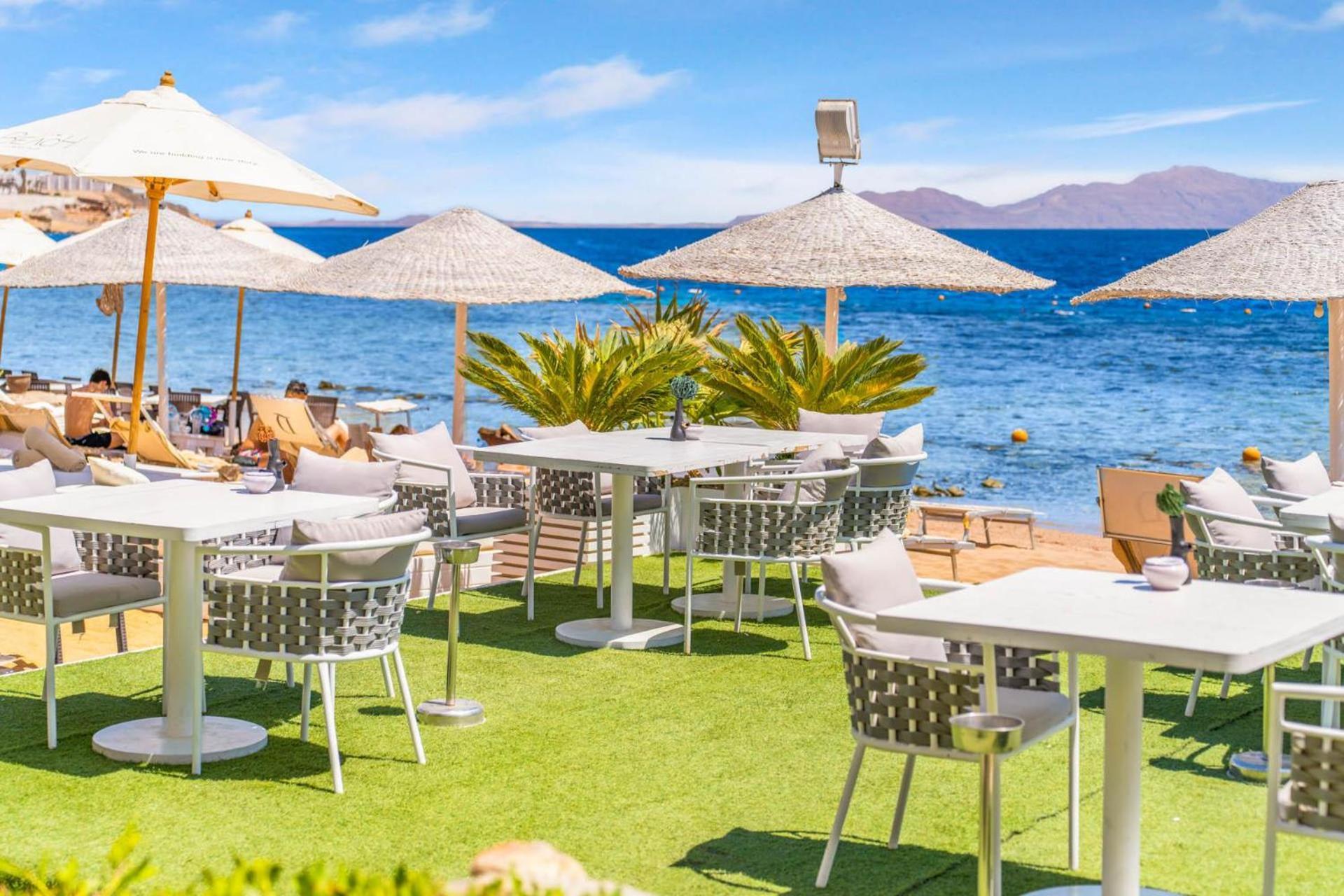 Domina Coral Bay Resort, Diving , Spa & Casino Sharm el-Sheikh Exterior photo Artificial grass at a beach bar