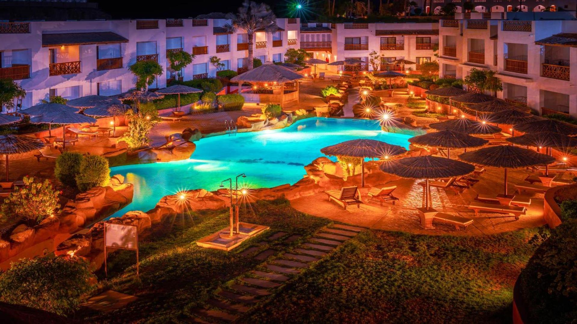 Domina Coral Bay Resort, Diving , Spa & Casino Sharm el-Sheikh Exterior photo The resort at night